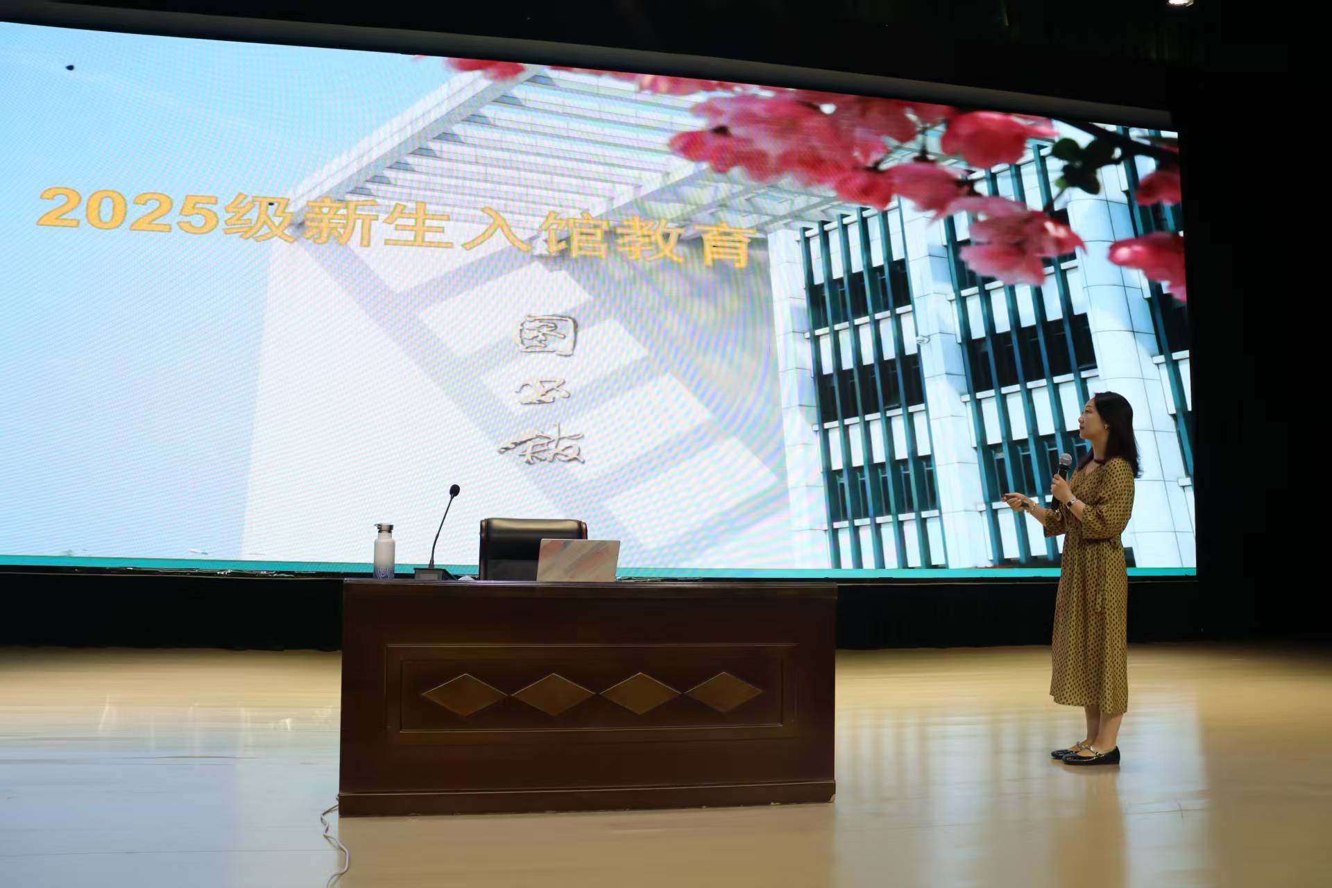 汤丽媛作图书馆资源使用介绍