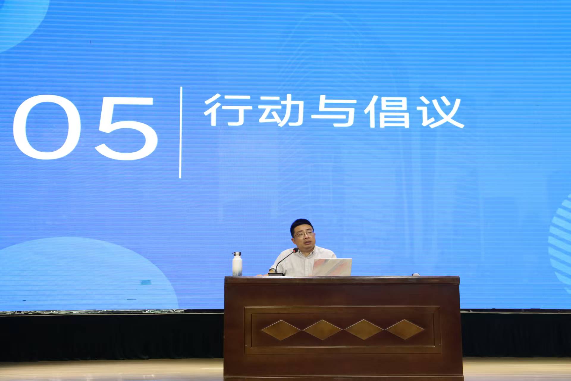 馆长刘军作用电安全主题讲座